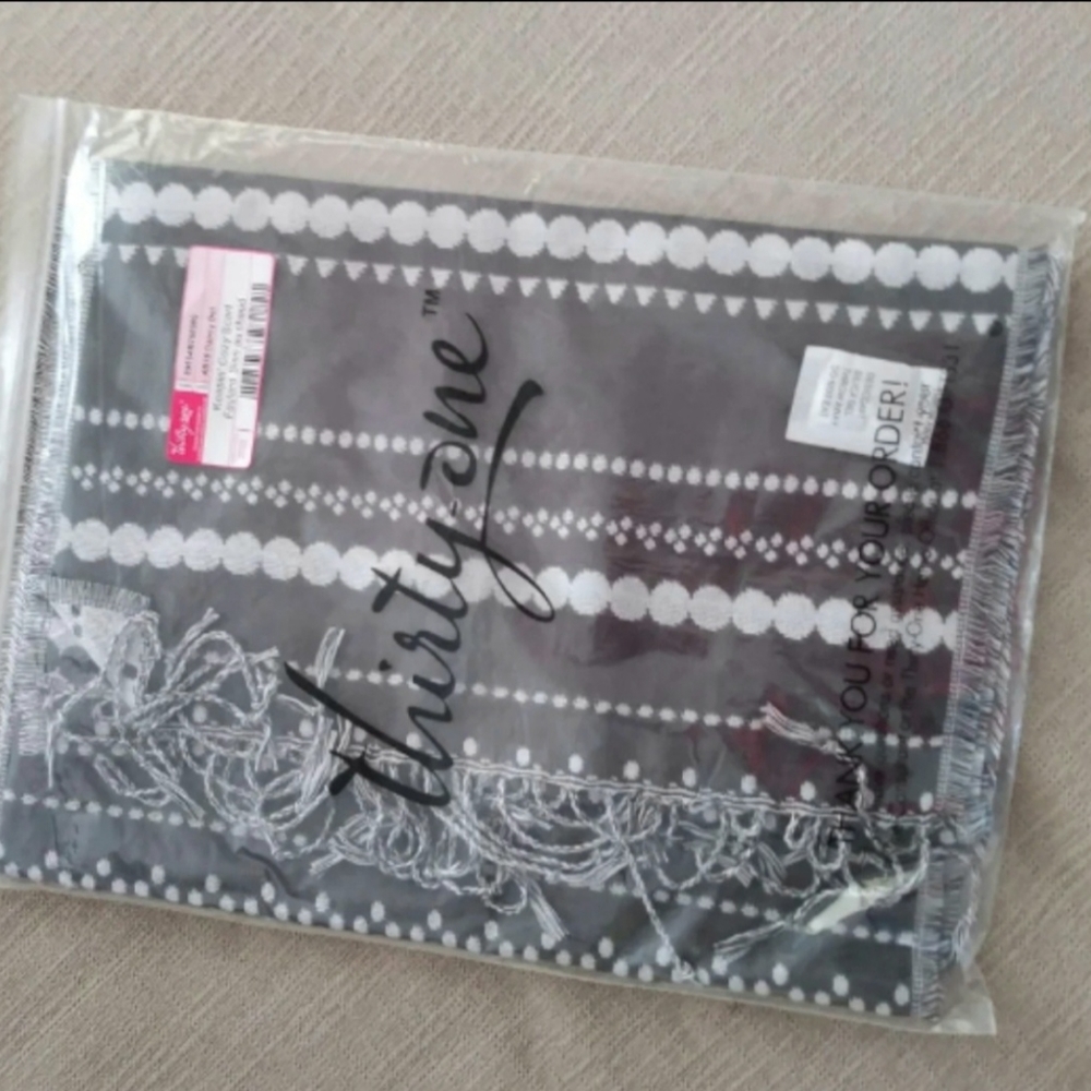 Thirty-One Scarf (NIP)